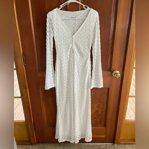 Elegant White Lace Maxi Dress - Picture 3 of 8